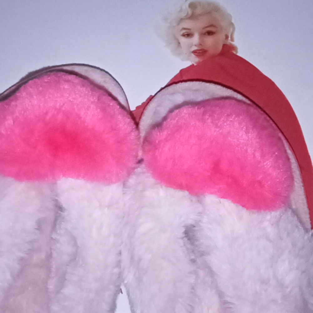 Women's/ junior's Marilyn Monroe Pink Fuzzy Heart Slippers! 💕💕